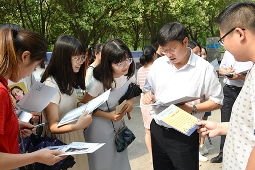 3-3校长杨小林出席“十年典藏”签名活动_副本.jpg