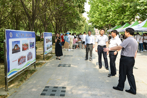 领导参观档案见证学校改革开放40年发展成就展_副本.jpg